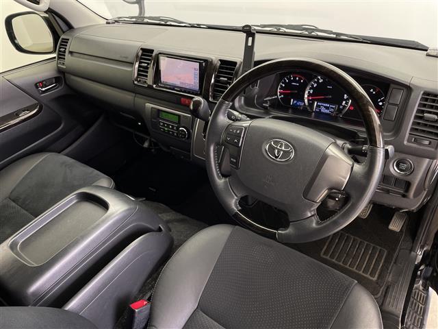 ハイエースバン スーパーGL ダークプライム 社外ナビ フルセグ Bluetooth バックカメラ ハーフレザー 社外アルミホイール ホワイトレタータイヤ ステアリングリモコン オートライト リアガラスフィルム ETC フロアマット ドアバイザー(21枚目)