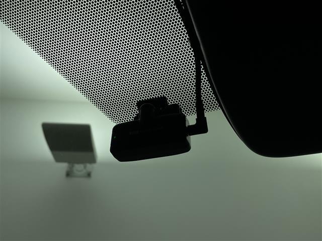 ノア ハイブリッドS-Z 純正ナビパノラマビューモニターシートヒーターCD/DVD/HDMI/フルセグテレビBSMオットマンレーダークルーズコントロールオートライトプリクラッシュセーフティETC2,0ハー(3枚目)