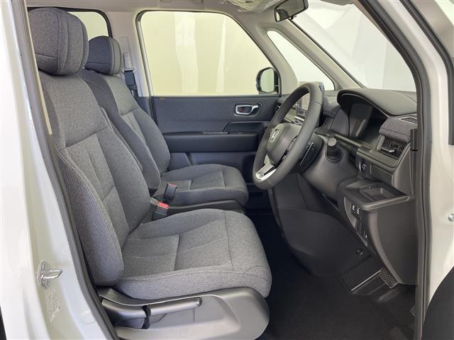 ステップワゴン ｅ：ＨＥＶエアー　ＥＸ　登録済未使用車　ホンダセンシング　純正１１．４型ナビ　パドルシフト　アダプティブクルーズコントロール　電動リアゲート　バックカメラ　両側パワースライドドア　オットマン　オートハイビーム　オートホールド（27枚目）