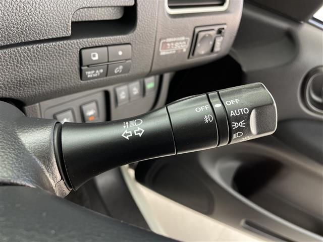 セレナ ハイウェイスター　Ｖセレ＋セーフティ　ＳＨＶ　Ａセフ　純正ナビ　Ｂｌｕｅｔｏｏｔｈ　フルセグＴＶ　クルーズコントロール　バックカメラ　全方位カメラ　ウォークスルー　両側パワースライドドア　純正１６インチアルミホイール　前後コーナーセンサー（10枚目）