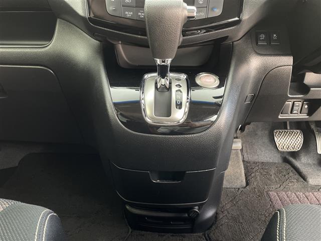 セレナ ハイウェイスター　Ｖセレ＋セーフティ　ＳＨＶ　Ａセフ　純正ナビ　Ｂｌｕｅｔｏｏｔｈ　フルセグＴＶ　クルーズコントロール　バックカメラ　全方位カメラ　ウォークスルー　両側パワースライドドア　純正１６インチアルミホイール　前後コーナーセンサー（16枚目）