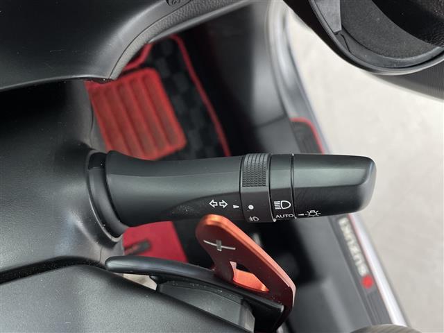 スイフトスポーツ ベースグレード　ワンオーナー　純正ＳＤナビ　フルセグテレビ　スズキセーフティサポート　ＣＤ　ＤＶＤ　Ｂｌｕｅｔｏｏｔｈ　純正１７インチアルミホイール　純正ドライブレコーダー　ｍｏｍｏステアリングカバー（5枚目）