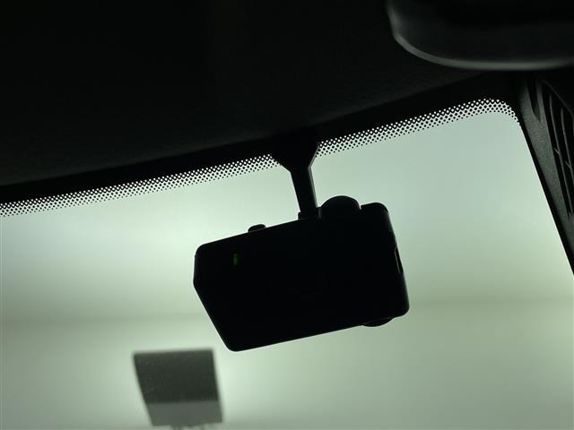 スイフトスポーツ ベースグレード　ワンオーナー　純正ＳＤナビ　フルセグテレビ　スズキセーフティサポート　ＣＤ　ＤＶＤ　Ｂｌｕｅｔｏｏｔｈ　純正１７インチアルミホイール　純正ドライブレコーダー　ｍｏｍｏステアリングカバー（13枚目）