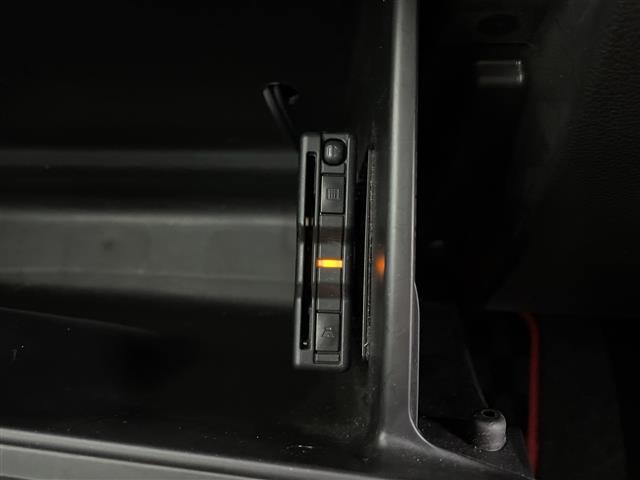 スイフトスポーツ ベースグレード　ワンオーナー　純正ＳＤナビ　フルセグテレビ　スズキセーフティサポート　ＣＤ　ＤＶＤ　Ｂｌｕｅｔｏｏｔｈ　純正１７インチアルミホイール　純正ドライブレコーダー　ｍｏｍｏステアリングカバー（16枚目）