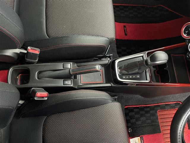 スイフトスポーツ ベースグレード　ワンオーナー　純正ＳＤナビ　フルセグテレビ　スズキセーフティサポート　ＣＤ　ＤＶＤ　Ｂｌｕｅｔｏｏｔｈ　純正１７インチアルミホイール　純正ドライブレコーダー　ｍｏｍｏステアリングカバー（18枚目）