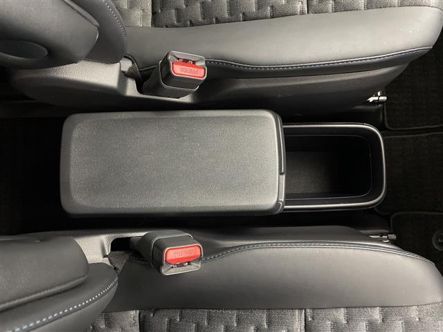 ヴォクシー Ｓ－Ｚ　１０．５型ナビ　１４型有機ＥＬ後席ディスプレイ　バックカメラ　ＥＴＣ２．０　トヨタセーフティセンス　クリアランスソナー　両側パワースライドドア　純正１７インチＡＷ　ＬＥＤヘッドライト　オートライト（19枚目）