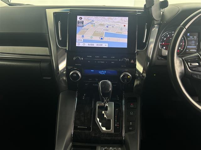 アルファード ２．５Ｓ　Ｃパッケージ　純正ナビ機能付きディスプレイオーディオ　サンルーフ　純正１２．１型フリップダウンモニター　前後ドライブレコーダー　ビルドインＥＴＣ　オートホールド　両側パワースライドドア　ＬＥＤヘッドライト　クルコン（5枚目）