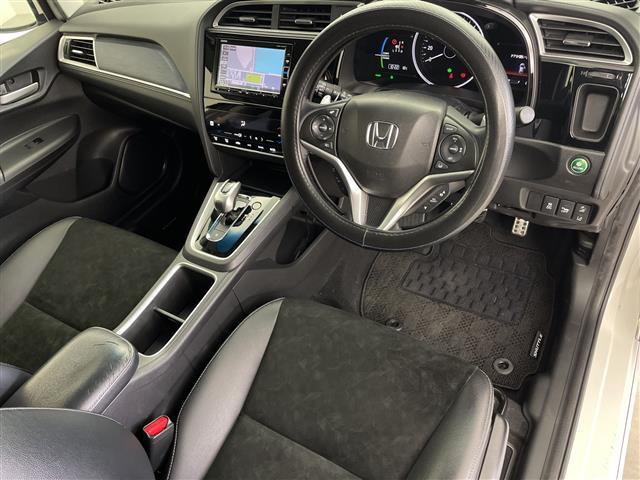 シャトル ハイブリッド　ホンダセンシング　純正ＳＤナビ　レーダークルーズコントロール　レーンキープアシスト　パドルシフト　前席シートヒーター　ドライブレコーダー　ドアバイザー　ＬＥＤヘッドライト　ビルドインＥＴＣ　電格ミラー（17枚目）