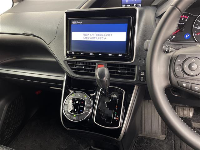 ヴォクシー 　純正ナビ　プリップダウンモニター　ビルドインＥＴＣ２．０　バックカメラ　リアサンシェード　ビルドインＥＴＣ　オートライト　オートハイビーム　クルーズコントロール　両側パワースライドドア　スマートキー（5枚目）