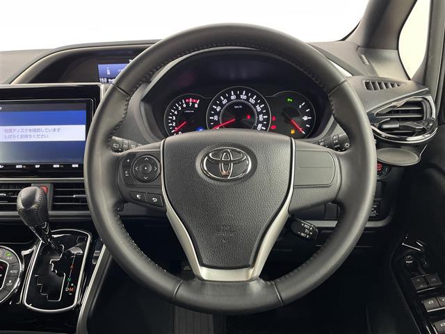 ヴォクシー 　純正ナビ　プリップダウンモニター　ビルドインＥＴＣ２．０　バックカメラ　リアサンシェード　ビルドインＥＴＣ　オートライト　オートハイビーム　クルーズコントロール　両側パワースライドドア　スマートキー（6枚目）