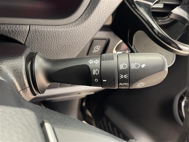 ヴォクシー 　純正ナビ　プリップダウンモニター　ビルドインＥＴＣ２．０　バックカメラ　リアサンシェード　ビルドインＥＴＣ　オートライト　オートハイビーム　クルーズコントロール　両側パワースライドドア　スマートキー（9枚目）