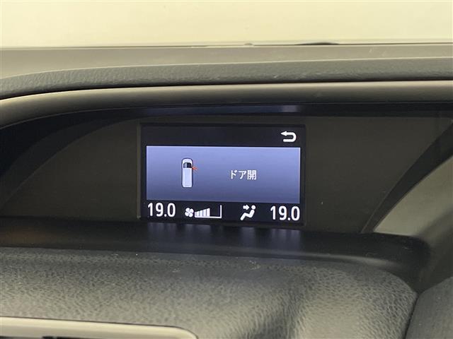 ヴォクシー 　純正ナビ　プリップダウンモニター　ビルドインＥＴＣ２．０　バックカメラ　リアサンシェード　ビルドインＥＴＣ　オートライト　オートハイビーム　クルーズコントロール　両側パワースライドドア　スマートキー（11枚目）