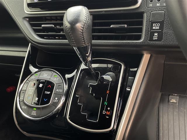 ヴォクシー 　純正ナビ　プリップダウンモニター　ビルドインＥＴＣ２．０　バックカメラ　リアサンシェード　ビルドインＥＴＣ　オートライト　オートハイビーム　クルーズコントロール　両側パワースライドドア　スマートキー（12枚目）