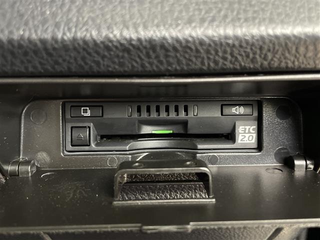 ヴォクシー 　純正ナビ　プリップダウンモニター　ビルドインＥＴＣ２．０　バックカメラ　リアサンシェード　ビルドインＥＴＣ　オートライト　オートハイビーム　クルーズコントロール　両側パワースライドドア　スマートキー（18枚目）