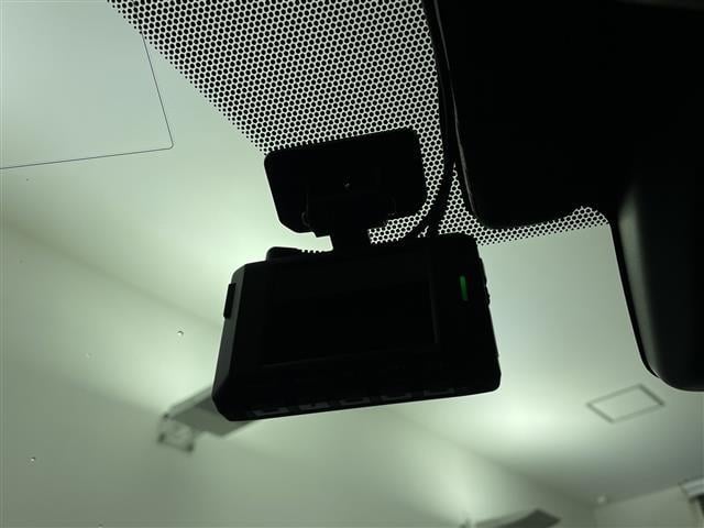 プリウス Ｓ　・ワンオーナー・ディーラー点検記録簿Ｈ３０〜Ｒ６・バックカメラ・前後ドライブレコーダー・ステアリングスイッチ・レーダークルーズコントロール・革巻きステアリング・横滑り防止装置（6枚目）