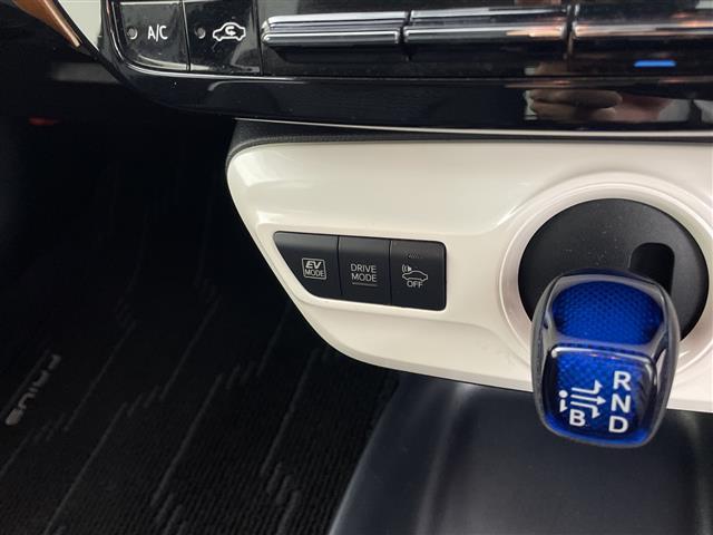 プリウス Ｓ　・ワンオーナー・ディーラー点検記録簿Ｈ３０〜Ｒ６・バックカメラ・前後ドライブレコーダー・ステアリングスイッチ・レーダークルーズコントロール・革巻きステアリング・横滑り防止装置（8枚目）