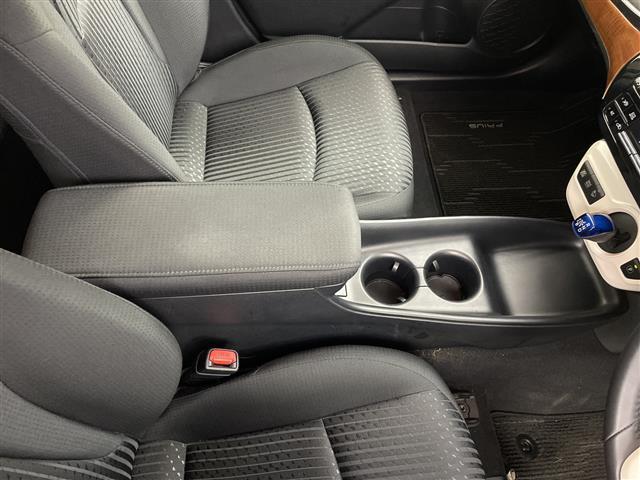 プリウス Ｓ　・ワンオーナー・ディーラー点検記録簿Ｈ３０〜Ｒ６・バックカメラ・前後ドライブレコーダー・ステアリングスイッチ・レーダークルーズコントロール・革巻きステアリング・横滑り防止装置（17枚目）