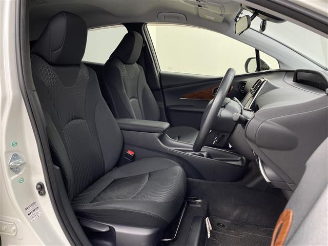 プリウス Ｓ　・ワンオーナー・ディーラー点検記録簿Ｈ３０〜Ｒ６・バックカメラ・前後ドライブレコーダー・ステアリングスイッチ・レーダークルーズコントロール・革巻きステアリング・横滑り防止装置（19枚目）