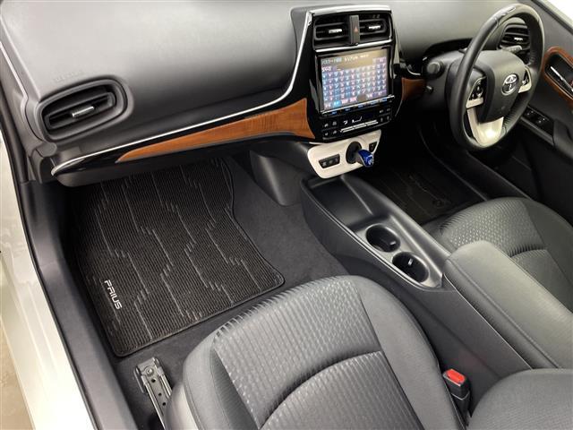 プリウス Ｓ　・ワンオーナー・ディーラー点検記録簿Ｈ３０〜Ｒ６・バックカメラ・前後ドライブレコーダー・ステアリングスイッチ・レーダークルーズコントロール・革巻きステアリング・横滑り防止装置（23枚目）