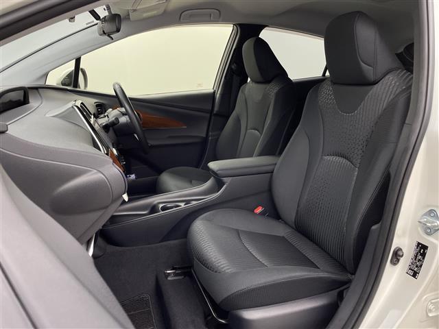 プリウス Ｓ　・ワンオーナー・ディーラー点検記録簿Ｈ３０〜Ｒ６・バックカメラ・前後ドライブレコーダー・ステアリングスイッチ・レーダークルーズコントロール・革巻きステアリング・横滑り防止装置（24枚目）