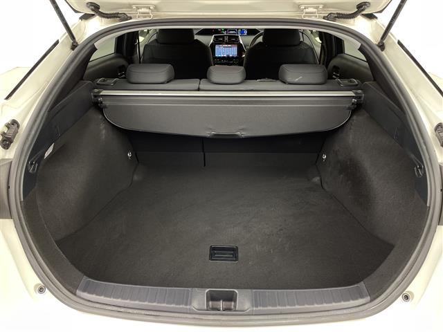 プリウス Ｓ　・ワンオーナー・ディーラー点検記録簿Ｈ３０〜Ｒ６・バックカメラ・前後ドライブレコーダー・ステアリングスイッチ・レーダークルーズコントロール・革巻きステアリング・横滑り防止装置（27枚目）