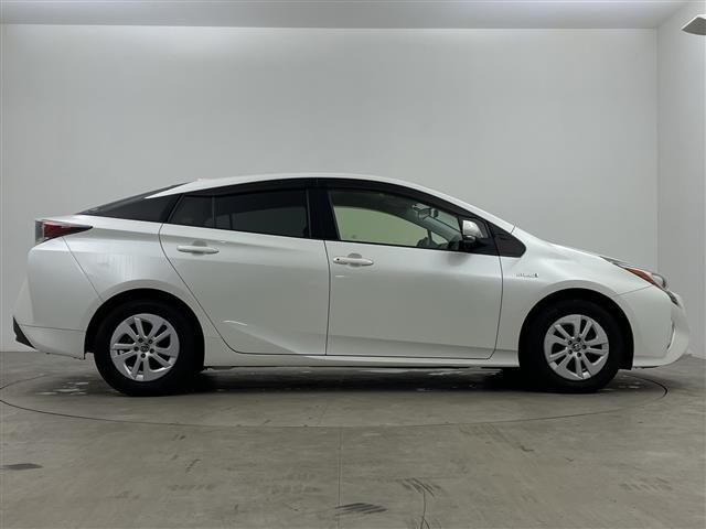 プリウス Ｓ　・ワンオーナー・ディーラー点検記録簿Ｈ３０〜Ｒ６・バックカメラ・前後ドライブレコーダー・ステアリングスイッチ・レーダークルーズコントロール・革巻きステアリング・横滑り防止装置（32枚目）