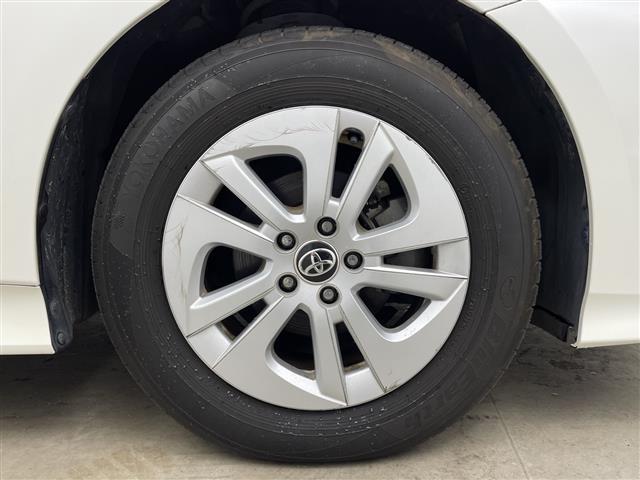 プリウス Ｓ　・ワンオーナー・ディーラー点検記録簿Ｈ３０〜Ｒ６・バックカメラ・前後ドライブレコーダー・ステアリングスイッチ・レーダークルーズコントロール・革巻きステアリング・横滑り防止装置（38枚目）