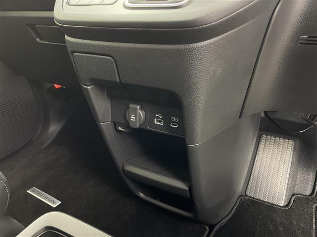 ステップワゴン ｅ：ＨＥＶスパーダ　プレミアムライン　純正１１インチナビ　純正フリップ　マルチビューカメラ　パワーバックドア　パドルシフト　レーダークルコン　両側パワスラ　ＢＳＭ　ハーフレザーシート　オットマン　オートライト　ＭＵＧＥＮフロントグリル（15枚目）