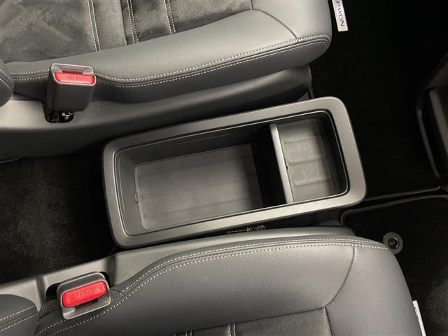 ステップワゴン ｅ：ＨＥＶスパーダ　プレミアムライン　純正１１インチナビ　純正フリップ　マルチビューカメラ　パワーバックドア　パドルシフト　レーダークルコン　両側パワスラ　ＢＳＭ　ハーフレザーシート　オットマン　オートライト　ＭＵＧＥＮフロントグリル（16枚目）