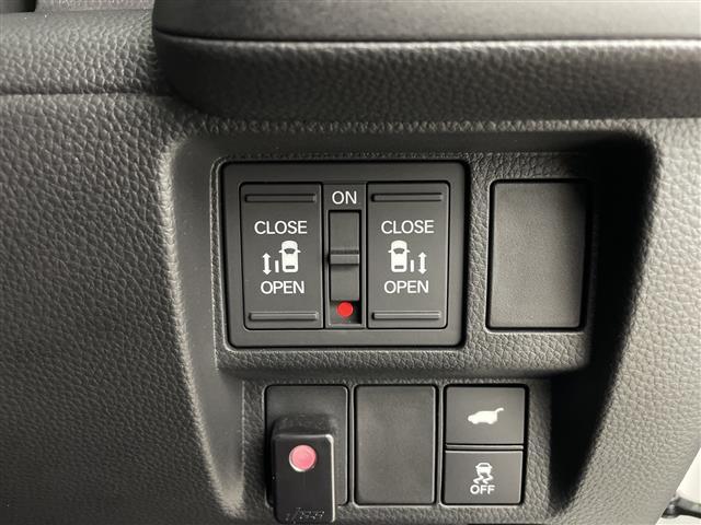 ステップワゴン ｅ：ＨＥＶスパーダ　プレミアムライン　純正１１インチナビ　純正フリップ　マルチビューカメラ　パワーバックドア　パドルシフト　レーダークルコン　両側パワスラ　ＢＳＭ　ハーフレザーシート　オットマン　オートライト　ＭＵＧＥＮフロントグリル（18枚目）