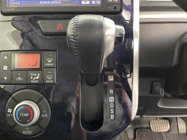 タント カスタムＲＳ　トップエディションＳＡＩＩ　純正ナビ　両側パワースライドドア　ＥＴＣ　衝突軽減ブレーキ　ステアリングリモコン　オートライト　バックカメラ　純正フロアマット　純正１５インチアルミホイール　プッシュスタートボタン　スマートキー（7枚目）