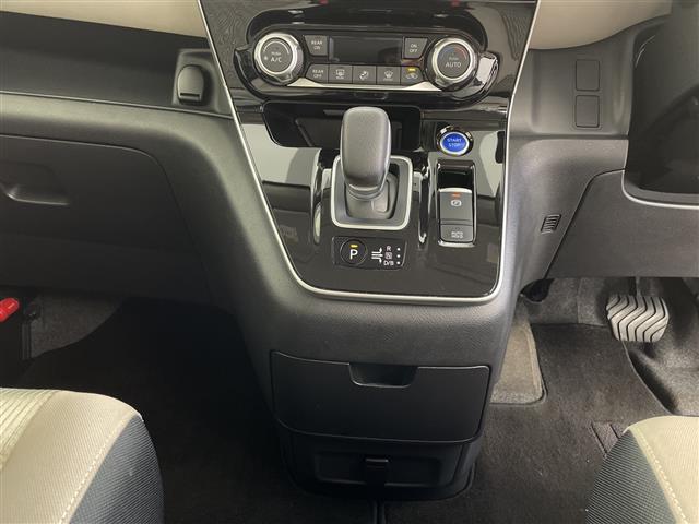 セレナ ｅ－パワー　ハイウェイスターＶ　ワンオーナー　純正ナビ　純正フリップダウンモニター　アラウンドビューモニター　プロパイロット　インテリジェントルームミラー　エマージェンシーブレーキ　コーナーセンサー　ドアバイザー　ＬＥＤヘッドライト（13枚目）