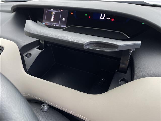 セレナ ｅ－パワー　ハイウェイスターＶ　ワンオーナー　純正ナビ　純正フリップダウンモニター　アラウンドビューモニター　プロパイロット　インテリジェントルームミラー　エマージェンシーブレーキ　コーナーセンサー　ドアバイザー　ＬＥＤヘッドライト（19枚目）