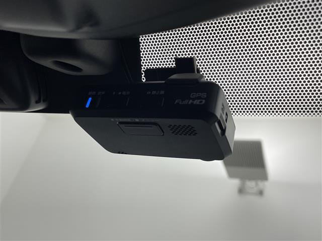 ノート ｅ－パワー　Ｘ　純正ナビ　アラウンドビューモニター　エマージェンシーブレーキ　ナビ連動ドライブレコーダー　デジタルインナーミラー　純正フロアマット　コーナーセンサー　プッシュスタートボタン　ビルドインＥＴＣ　ステリモ（3枚目）