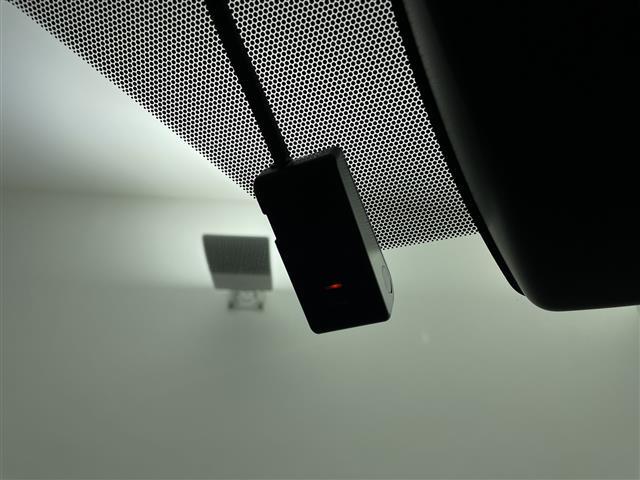 ＲＡＶ４ Ｇ　Ｚパッケージ　純正９インチＳＤナビ【ＮＳＺＴ－Ｙ６８Ｔ】フルセグテレビＣＤ／ＤＶＤ／ＳＤ／ＦＭ／ＡＭ／Ｂｌｕｅｔｏｏｔｈ運転席メモリーパワーシートパワーバックドア電動パーキングブレーキ（4枚目）