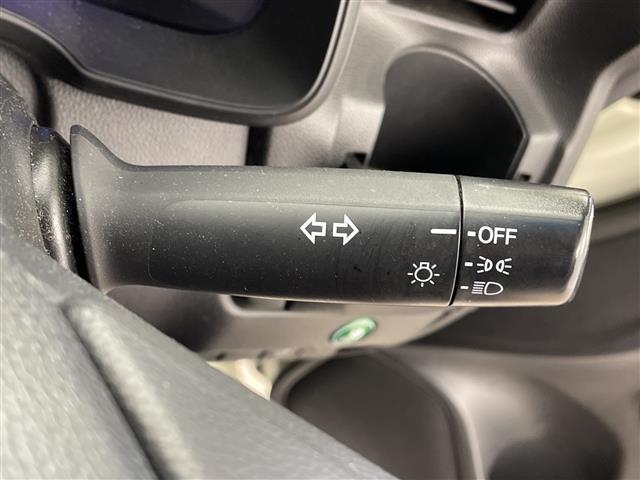 フィット １３Ｇ・Ｆパッケージ　純正ナビ　Ｂｌｕｅｔｏｏｔｈ　フルセグＴＶ　バックカメラ　ＥＴＣ　アイドリングストップ　ステアリングスイッチ　ドアバイザー　スペアキー　カーテンエアバッグ　前方ドライブレコーダー（8枚目）