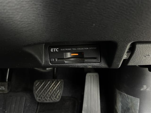 スカイライン 200GT-t 純正ナビ Bluetooth フルセグTV バックカメラ クルーズコントロール LEDヘッドライト パワーシート ハーフレザーシート ETC 革巻きステアリング 純正アルミホイール(3枚目)