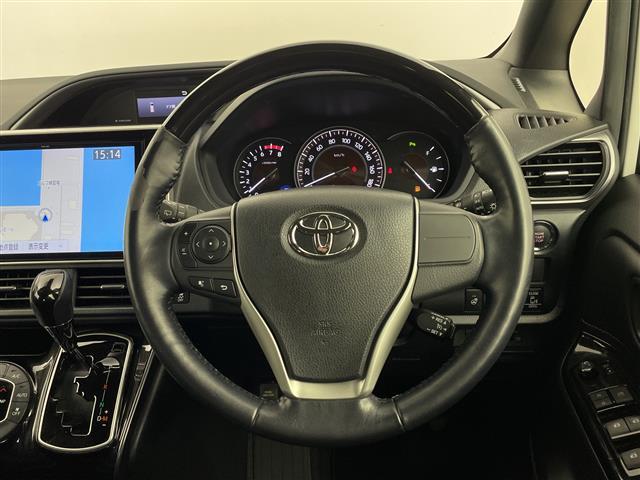 エスクァイア Gi プレミアムパッケージ ブラックテーラード 純正ナビ フリップダウンモニター Bluetooth フルセグTV ETC 両側パワースライドドア ETC ハーフレザーシート バックカメラ ステアリングヒーター シートヒーター クルーズコントロール(5枚目)