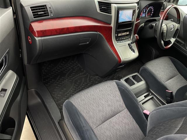 アルファード ２４０Ｓ　社外ＳＤナビ　ＡＭ　ＦＭ　ＣＤ　ＤＶＤ　Ｂｌｕｅｔｏｏｔｈ　フルセグテレビ　バックカメラ　両側パワースライドドア　ＥＴＣ　社外ＡＷ　社外マフラー　オートライト　スマートキー（25枚目）