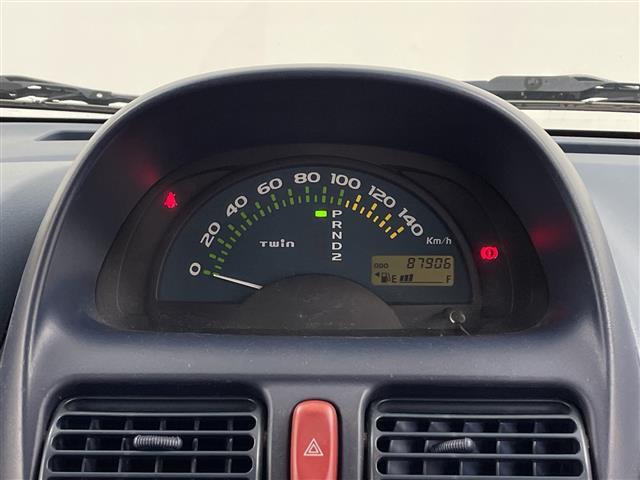 ツイン ガソリンＢ　社外オーディオ　リモコンキー　パワーウインドウ　ドアバイザー　フロアマット　純正ホイールキャップ　スペアキー（5枚目）