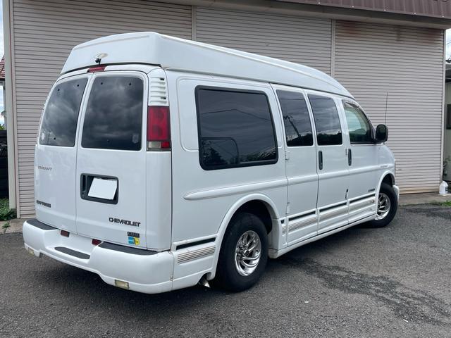 シボレーエクスプレス 　スタークラフト　左ハン　ＴＶナビ　後席ＴＶ　バックカメラ　レザーシート　サブバッテリー　フルフラット（3枚目）