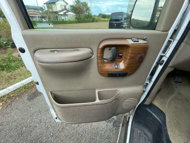 シボレーエクスプレス 　スタークラフト　左ハン　ＴＶナビ　後席ＴＶ　バックカメラ　レザーシート　サブバッテリー　フルフラット（29枚目）