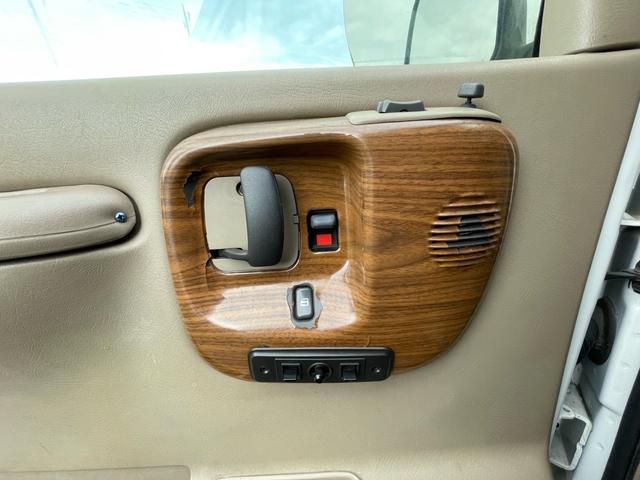 シボレーエクスプレス 　スタークラフト　左ハン　ＴＶナビ　後席ＴＶ　バックカメラ　レザーシート　サブバッテリー　フルフラット（30枚目）