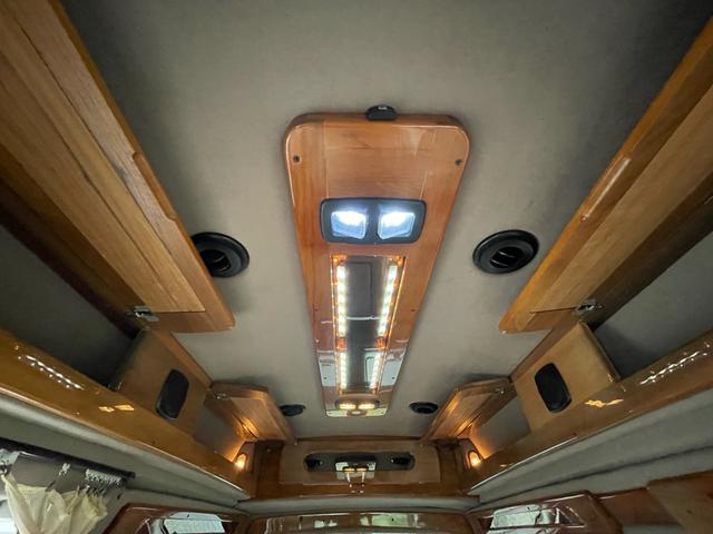 シボレーエクスプレス 　スタークラフト　左ハン　ＴＶナビ　後席ＴＶ　バックカメラ　レザーシート　サブバッテリー　フルフラット（40枚目）