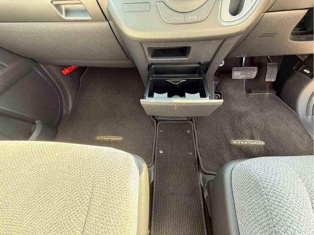 ステップワゴン G LSパッケージ ETC ナビ 両側スライド・片側電動 HID キーレスエントリー 3列シート ウォークスルー AT アルミホイール CD DVD再生 盗難防止システム 衝突安全ボディ ABS エアコン(10枚目)