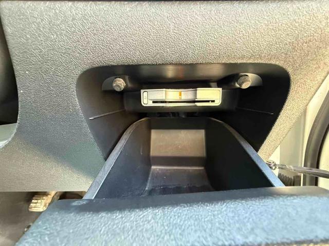 ステップワゴン Ｇ　Ｌ　ＨＤＤナビパッケージ　ＥＴＣ　バックカメラ　ナビ　両側スライド・片側電動　ＨＩＤ　キーレスエントリー　３列シート　ウォークスルー　ＡＴ　盗難防止システム　衝突安全ボディ　ＡＢＳ　エアコン　パワーステアリング（7枚目）