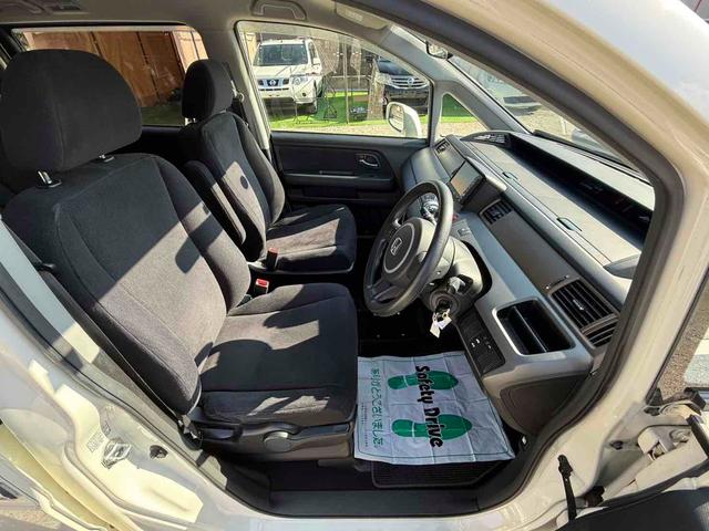 ステップワゴン Ｇ　Ｌ　ＨＤＤナビパッケージ　ＥＴＣ　バックカメラ　ナビ　両側スライド・片側電動　ＨＩＤ　キーレスエントリー　３列シート　ウォークスルー　ＡＴ　盗難防止システム　衝突安全ボディ　ＡＢＳ　エアコン　パワーステアリング（11枚目）