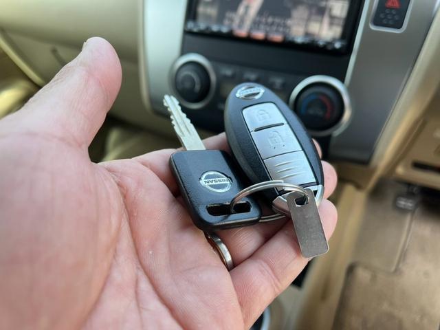 ティーダ １５Ｍ　ドライブレコーダー　ＥＴＣ　バックカメラ　ナビ　ＴＶ　スマートキー　ＣＶＴ　盗難防止システム　衝突安全ボディ　ＡＢＳ　ＣＤ　ＤＶＤ再生　ＵＳＢ　エアコン　パワーステアリング　パワーウィンドウ（8枚目）