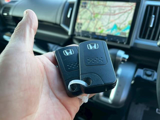 ステップワゴンスパーダ Ｚ　クールスピリット　ＥＴＣ　バックカメラ　ナビ　オートクルーズコントロール　両側電動スライドドア　ＨＩＤ　スマートキー　アイドリングストップ　後席モニター　フルフラット　ウォークスルー　ＣＶＴ　アルミホイール　ＣＤ（6枚目）