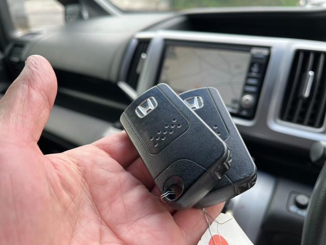 ステップワゴンスパーダ Ｚ　クールスピリット　４ＷＤ　ＥＴＣ　バックカメラ　ナビ　ＴＶ　　両側電動スライドドア　ＨＩＤ　スマートキー　後席モニター　３列シート　ＣＶＴ　アルミホイール　ＣＤ　盗難防止システム（7枚目）